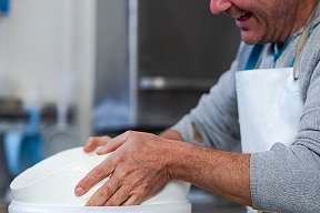 2021 12 Wyniger Milchhuesli Events in Kaeserei